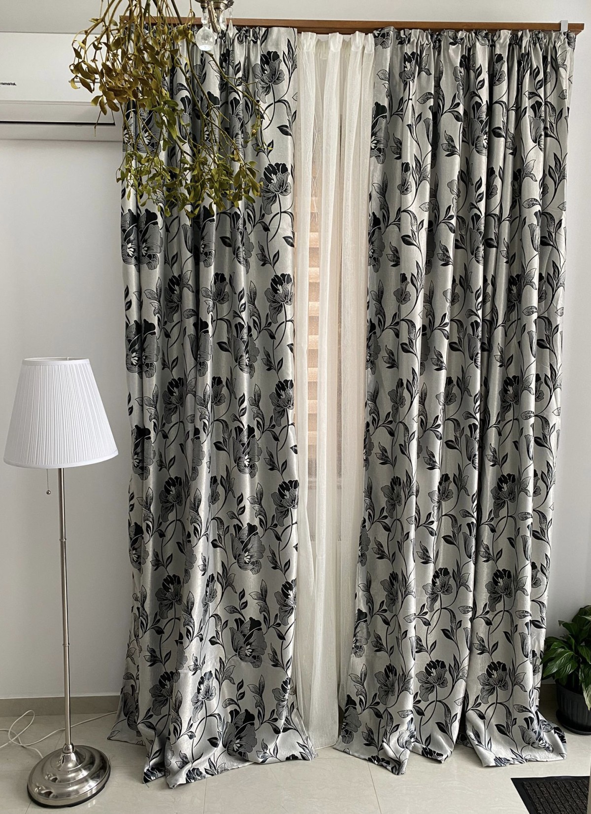 Draperie gri model flori negre imagine 1