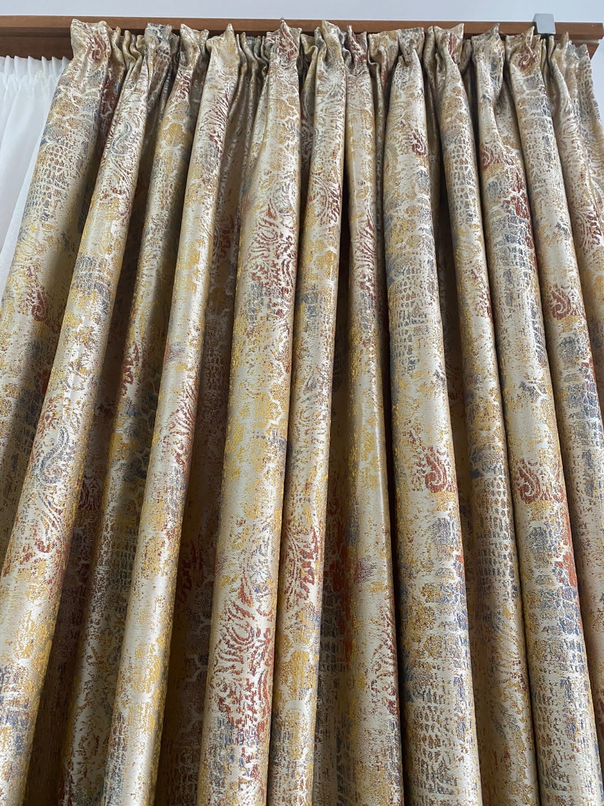 Draperie tafta reflexii aurii predominante imagine 2