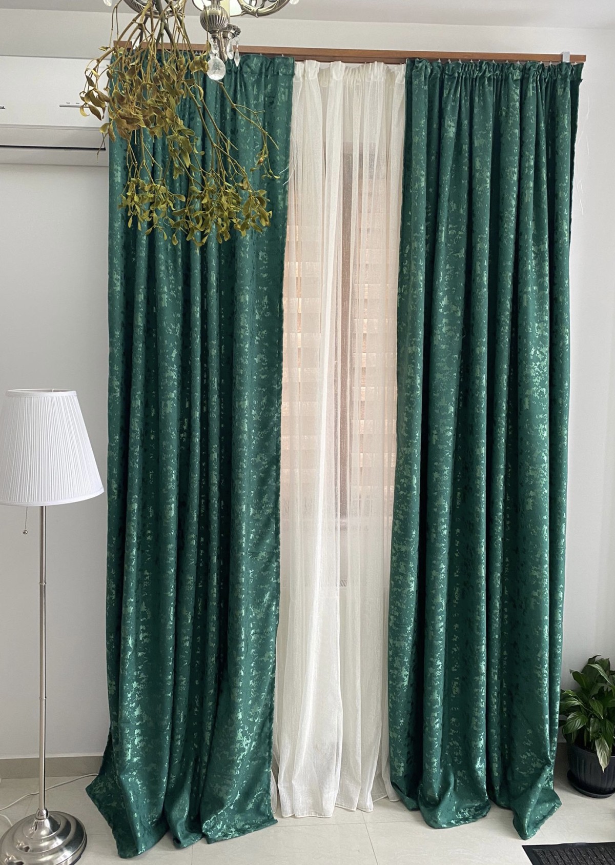 Draperie tafta verde reflexii aurii imagine 1