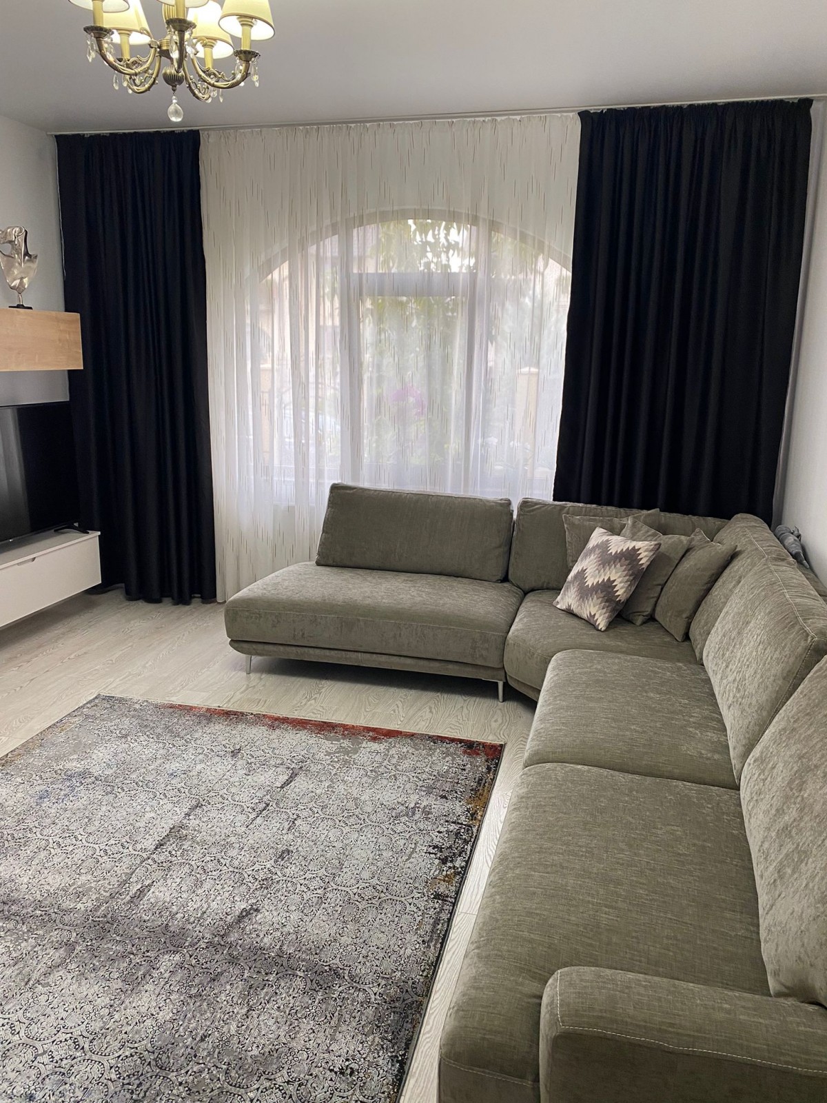 Draperii negre imagine 1