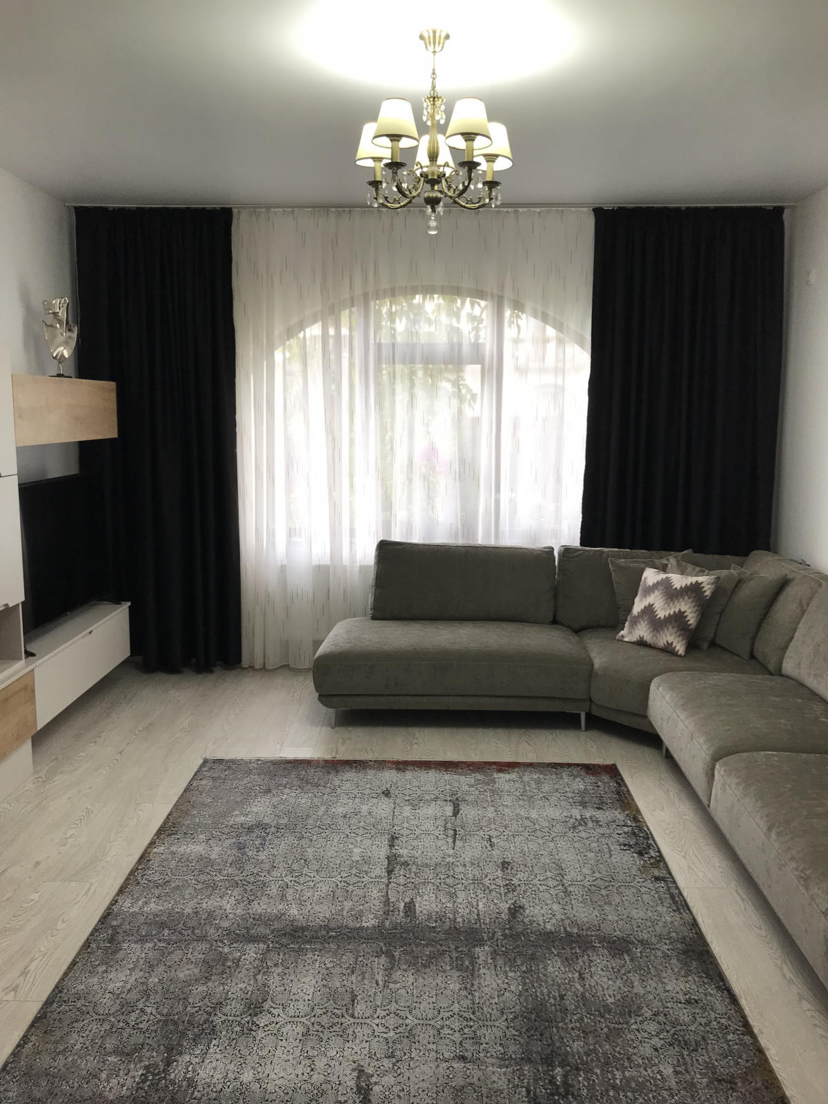 Draperii negre imagine 2