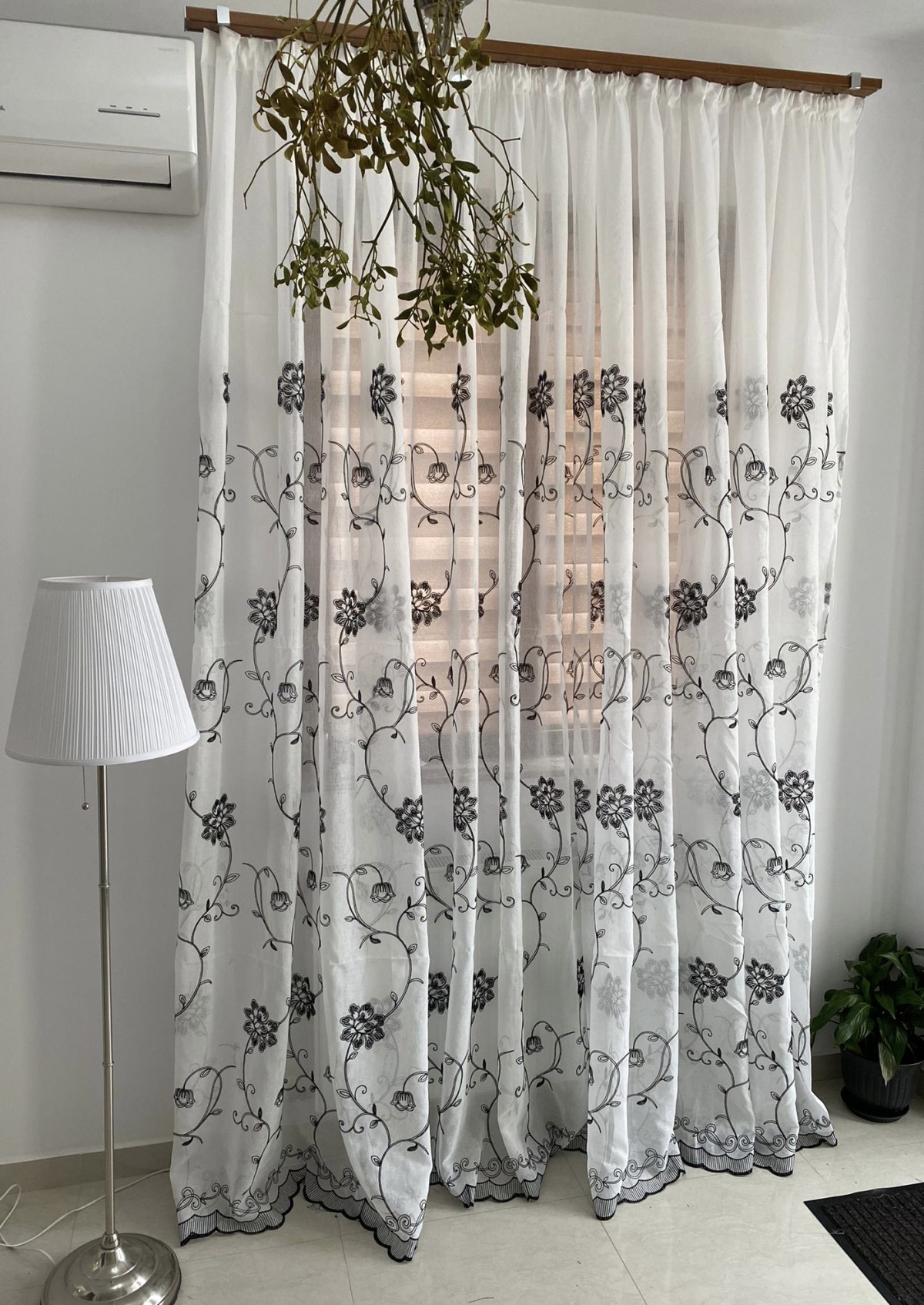 Perdea in alba flori negre brodate imagine 1