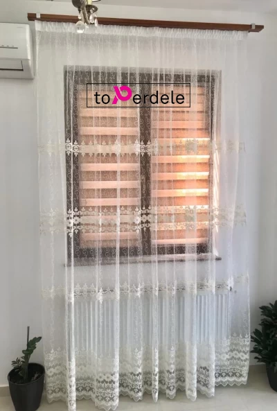 poze Perdea alba brodată cu model clasic