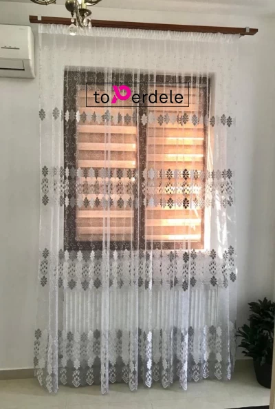 poze Perdea brodată flori gri si alb