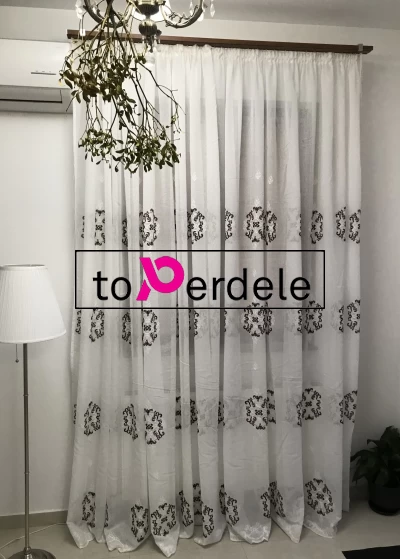 poze Perdea in alb model brodat  baroc negru