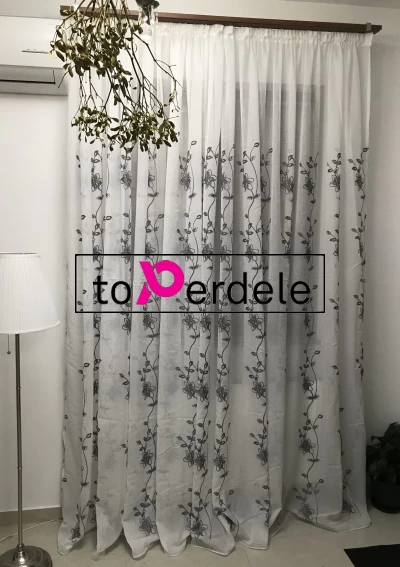 poze Perdea in alba model flori gri brodate