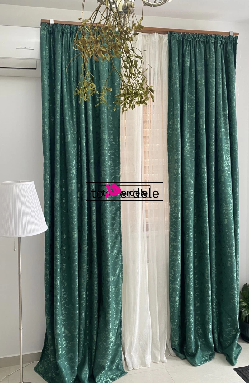 Draperie tafta verde reflexii aurii imagine 2
