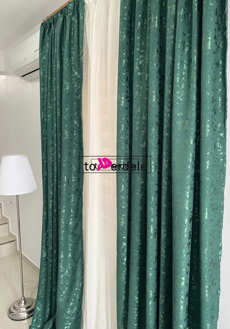 Draperie tafta verde reflexii aurii imagine 3