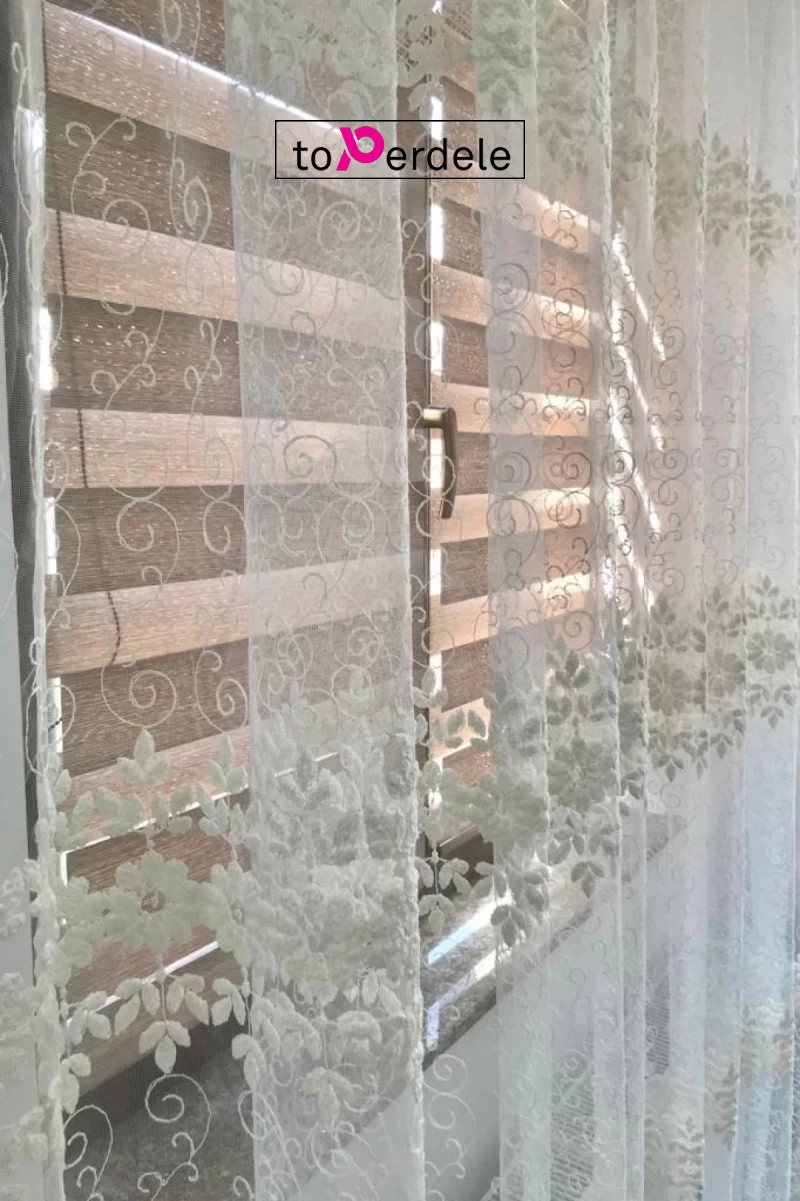 Perdea alba brodată cu model clasic imagine 3