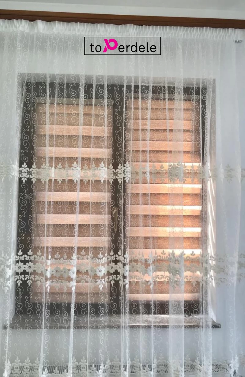 Perdea alba brodată cu model clasic imagine 4