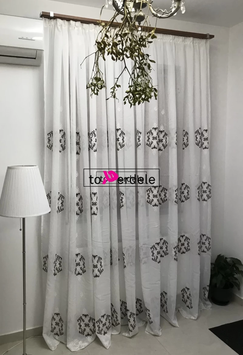 Perdea in alb model brodat  baroc negru imagine 2